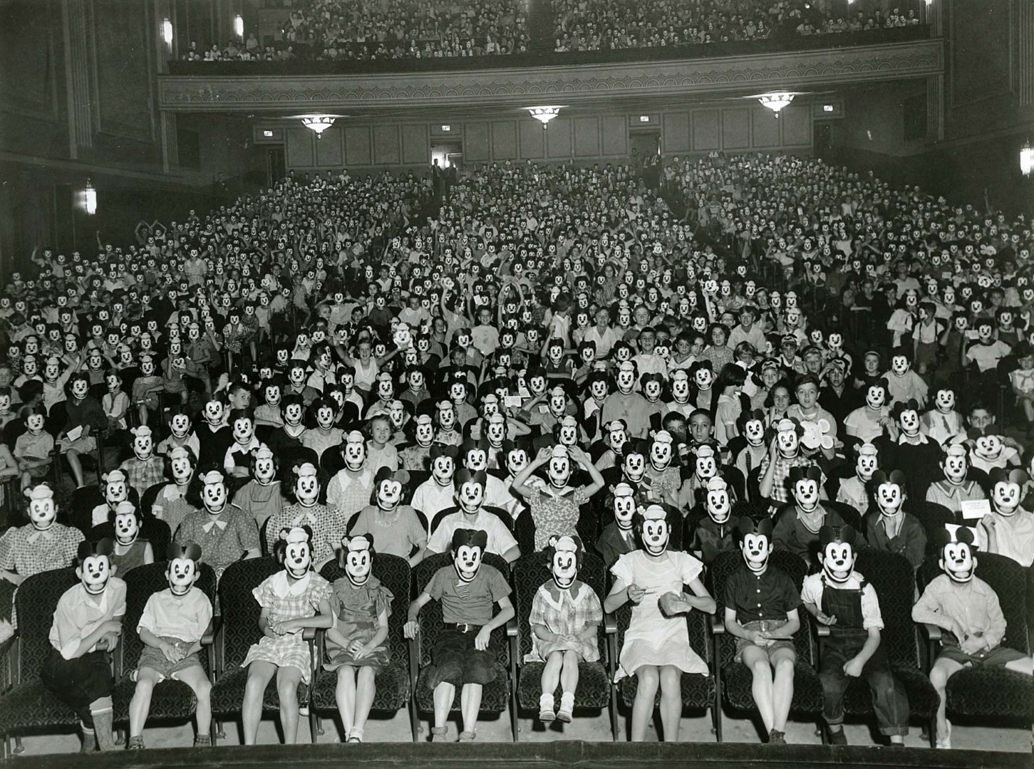 Mickey-Mouse-Crowd (Large)